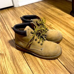 Basswood brand boys boots size 4